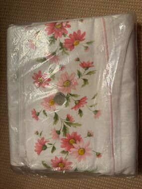 Vntg Cannon Pink Daisies Cotton Bedding Full sheet - White Background